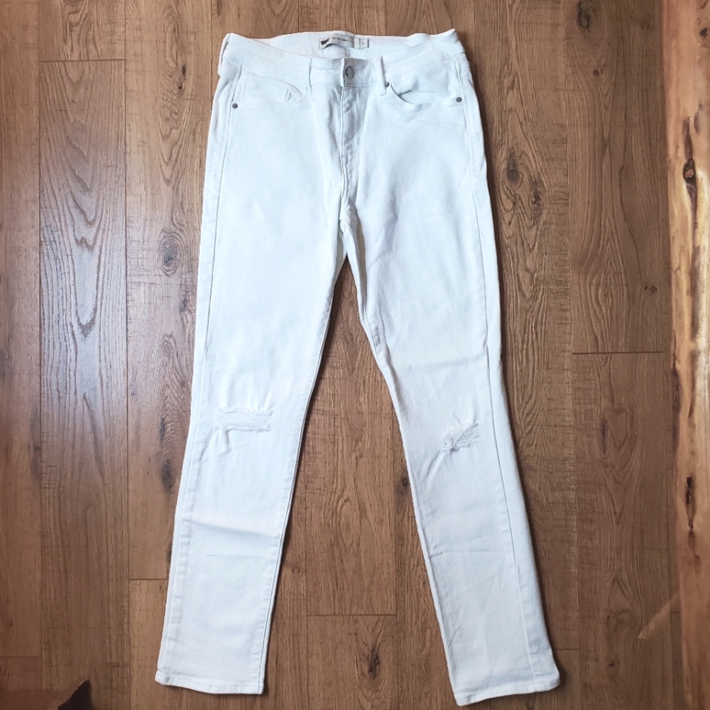 Levi’s White Mid-Rise Skinny Jeans with Distressed Knees